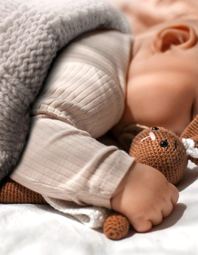 ręcznie wykonane buciki dla niemowlaka z kocykiem